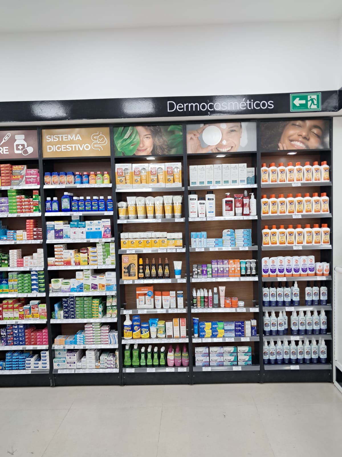 Interior de farmácia com gôndolas e mobiliário planejado